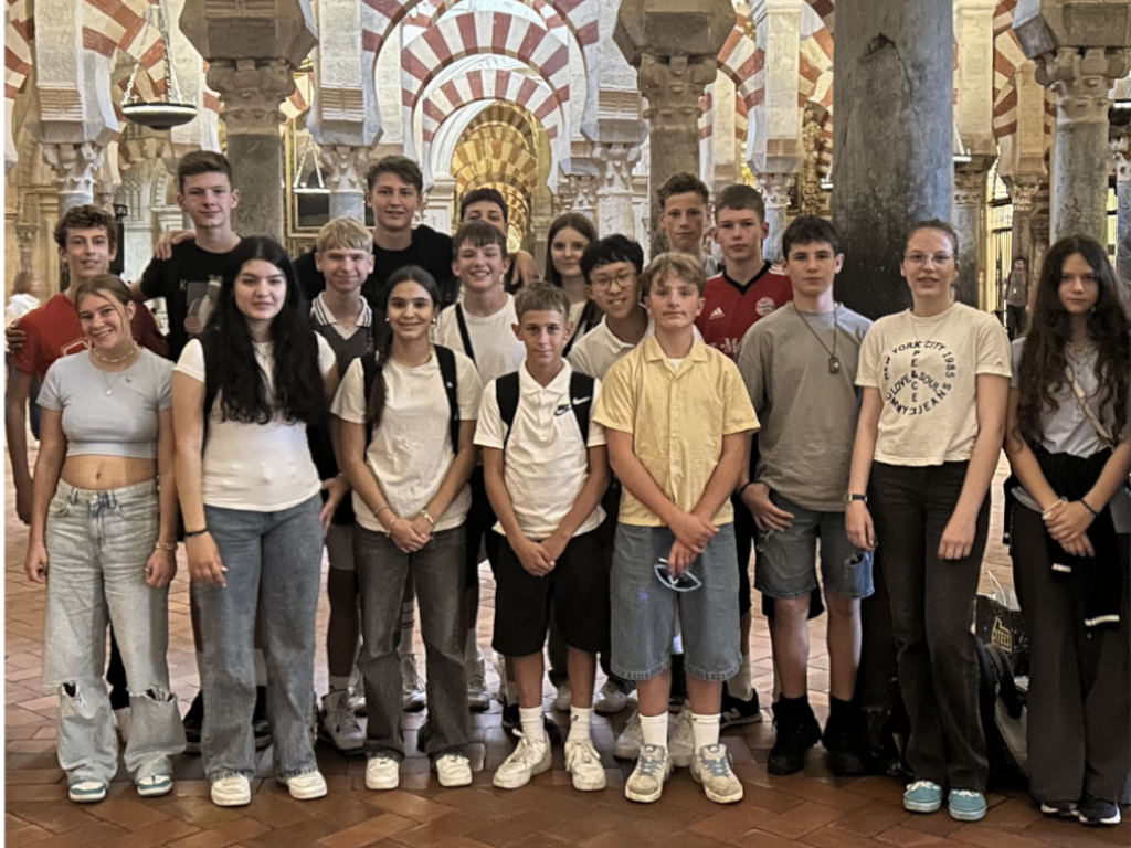 Die Gruppe an 19 Schülern in der Mesquita de Cordoba, in Cordoba.