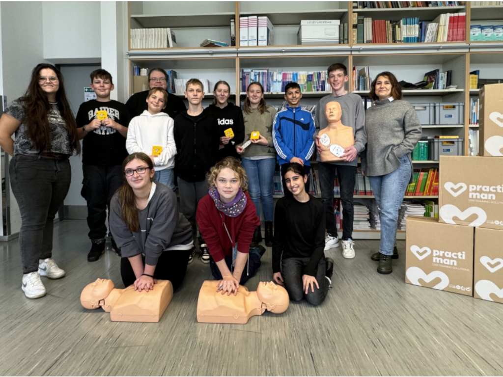 Schulsanitätsdienst erhält 10 Reanimationspuppen