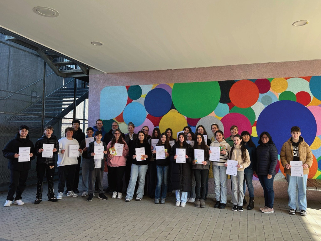 Das Gruppenbild der Teilnehmer vom Spanisch Vorlesewettbewerb