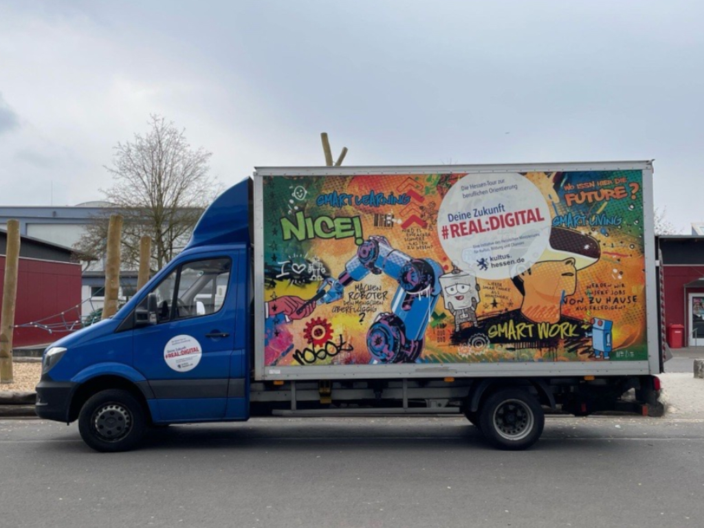Der Wagen von Real:Digital auf unserem Schulhof