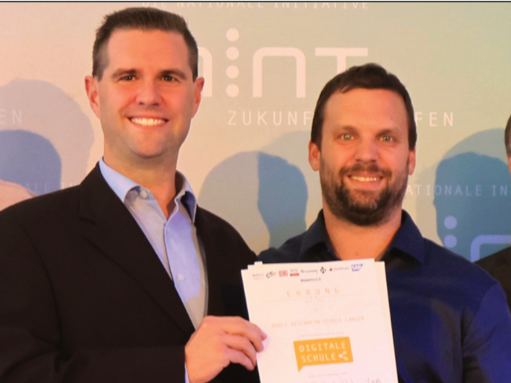 Herr Böttche und Herr Obst mit der MINT-Auszeichnung