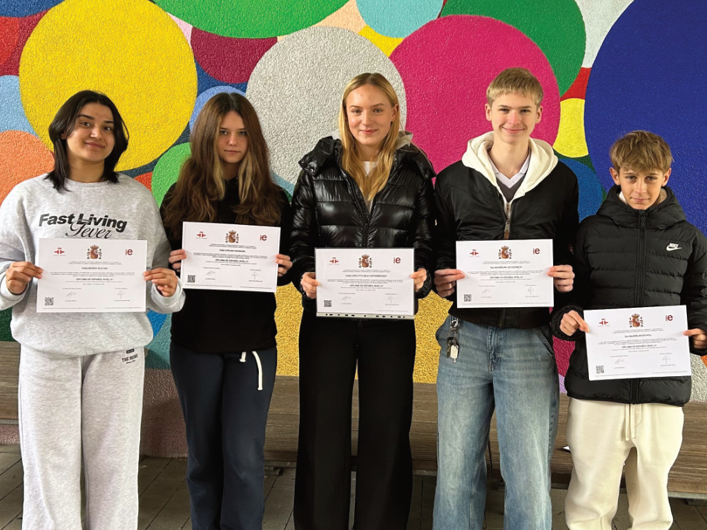 Die Schülerinnen und Schüler präsentieren stolz ihre DELE-Sprachdiplome. FOTO: Michael Becker