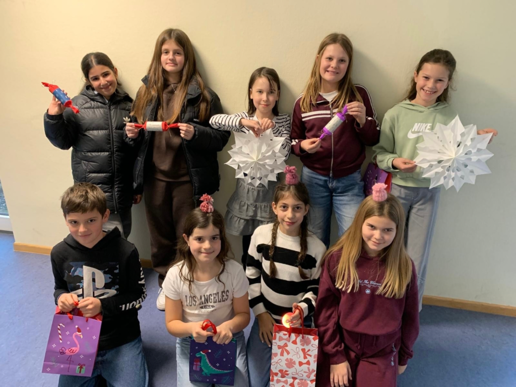 Kinder mit ihren Gebastelten Dingen