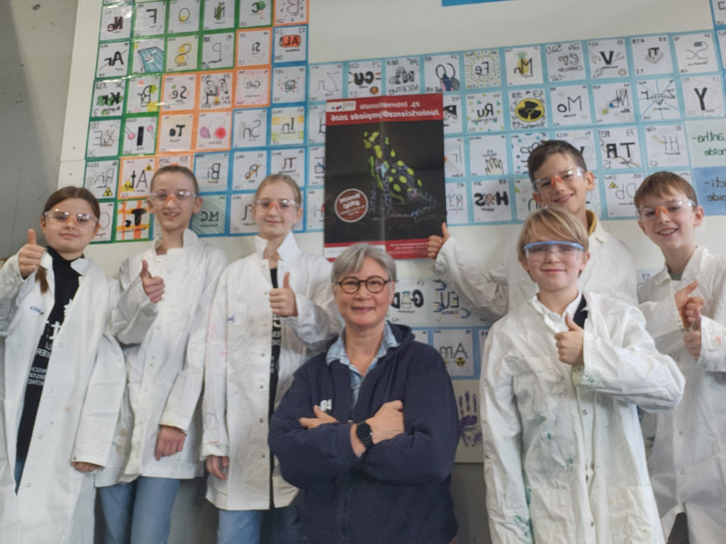 Schülerinnen und Schüler präsentieren ein naturwissenschaftliches Projekt