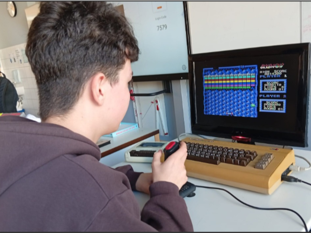 Schüler vor einem 80er Videospiel