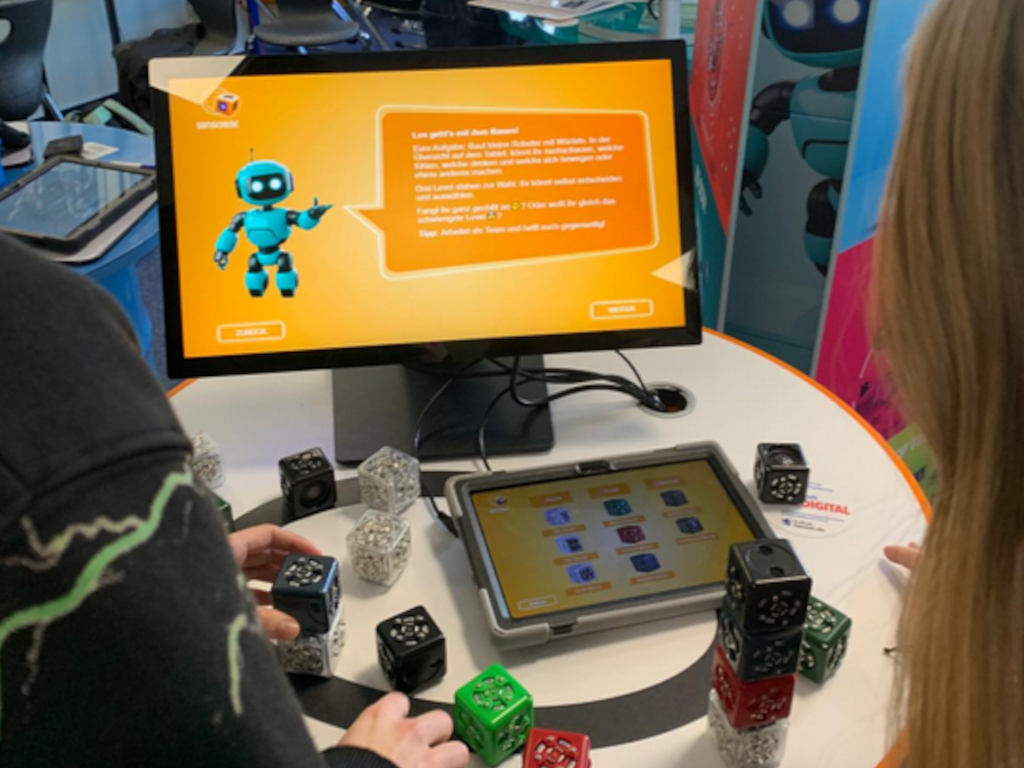 Schülerinnen die an einer der Stationen arbeiten