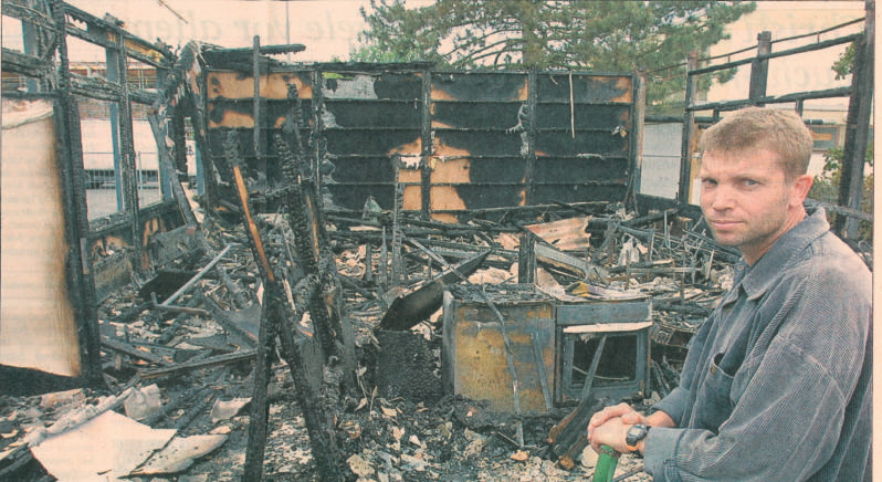 Hausmeister Andreas Grütz steht vor den Ruinen der Pavillions, wo mal vier Klassen untergebracht waren.