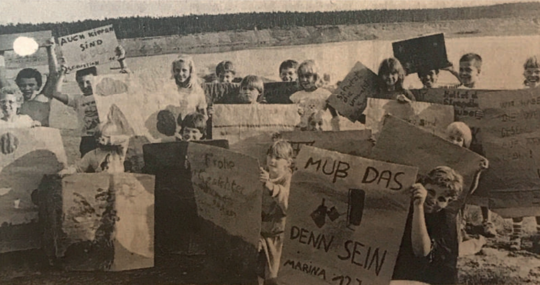 Im Juli 1989 fordern Langener Schülerinnen und Schüler und deren Eltern eine Gesamtschule in Langen.