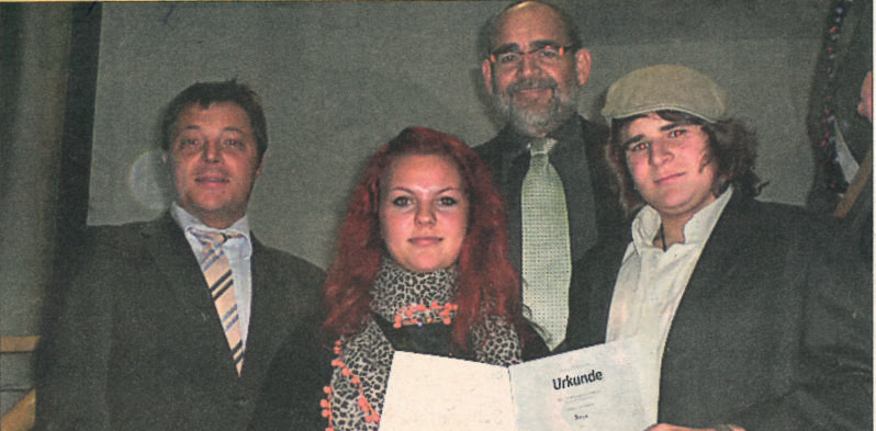 Das Regionale-Praktikums-Informationsbüro (Repi-Büro) der ARS ist im Rahmen des Wettbewerbs „Ist doch Ehrensache!“ von Kreisbeigeordneten Carsten Müller (links) mit einem Scheck über 750 EURO ausgezeichnet worden. Stellvertretend für ihre Mitstreiter nahmen Pia Fürst und Stefan Seib-Melk sowie der pädagogische Leiter der Schule, Norbert Köppen, die Auszeichnung im Dietzenbacher Kreishaus entgegen. Im Repi-Büro vermitteln Schüler Mitschülern Praktikums- und Ausbildungsplätze und helfen bei Bewerbungen. 