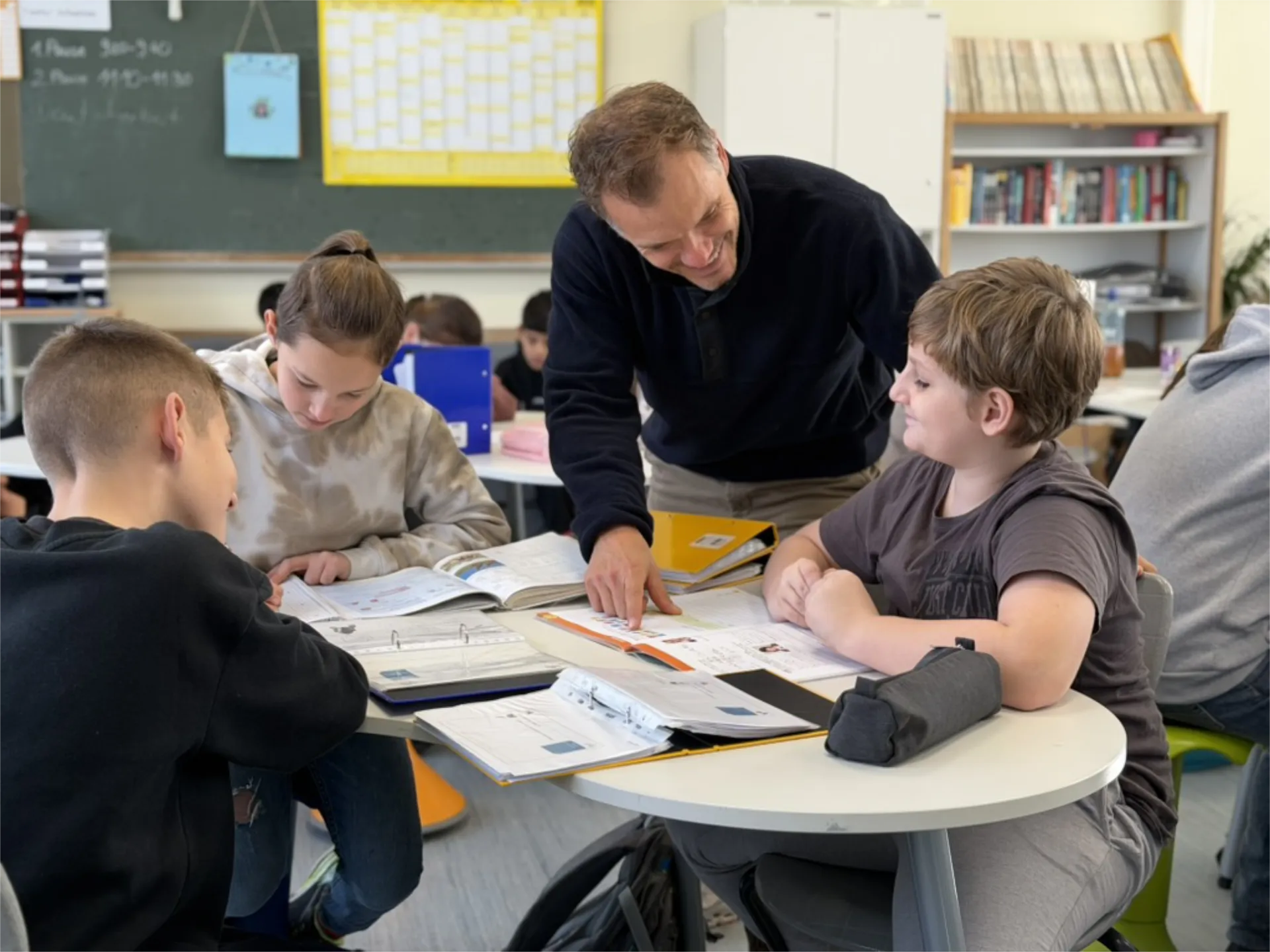 Schülerinnen und Schüler lernen gemeinsam im Unterricht